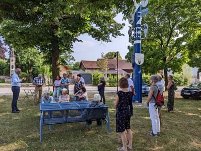 Treffen Seniorenfachstelle Angetan von Wielenbach und seinen Einrichtungen: die kommunalen Seniorenreferenten beim Sommertreffen 2023.