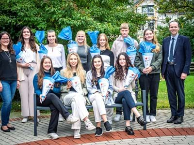 Ausbildungsbeginn im Landratsamt 2023
Die Reihenfolge auf dem Bild ist folgende: v.l.n.r. stehend Verena Steidl (Ausbilderin), Anna Sophia Schmidt, Christina Ertl, Carolina Wechsler, Evi Waldmann, Andreas Zahler, Rebekka Dück, Georg Leis (Geschäftsleiter); v.l.n.r. sitzend Julia Modl, Luisa Kupka, Melanie Wagner, Magdalena Klimmer.