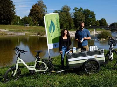 Aktionssommer Haben mit dem neuen Dienstrad über die Gefahren und Hitze und UV-Einstrahlung informiert: Naomi Watzlawik-Hammer und Benedikt Wiedemann von der Kreisentwicklung.