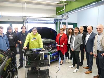 Entdeckertour 2023 Schnupperten selbst ein wenig Werkstattluft bei den Kfz-Azubis: Landrätin Andrea Jochner-Weiß und die Organisatoren der ENTDECKERTOUR Handwerk 2023