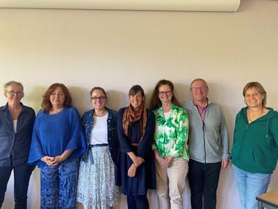 Austauschtreffen Herbst Jobbegleiter der Herzogsägmühle und Mitarbeiter des Integrationsbüros vom Landratsamt trafen sich zum kreativen Austausch (v. li.): Alexandra Röthlingshöfer (Jobbegleiterin), Marion Baldessarini (Jobbegleiterin), Sophie Buchheit (LRA Integrationsreferentin), Franziska Führ-mann (LRA Integrationslotsin), Claudia Neuner-Dietsch (LRA Integrationslotsin), Lorenz Kle-ber (LRA Unterstützungskraft Flüchtlings- und Integrationsberatung Ukraine), Carola Dempfle (Jobbegleiterin)(nicht auf dem Foto: Tetiana Khmelivska, LRA Flüchtlings- und Integrations-beraterin Ukraine; Bernhard Pössinger, LRA Kontaktstelle Asyl und Integration)