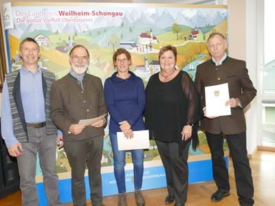 Landrätin Andrea Jochner-Weiß und Hubert Wagner aus der Naturschutzbehörde mit den neuen Naturschutzwächtern Paloma Ziegelmeier aus Rottenbuch, Johann Lößl und Peter Gleich aus Seeshaupt