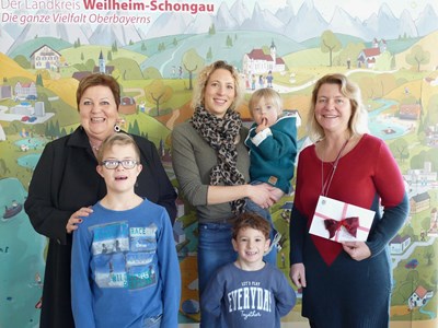 einfachMEHR Strahlende Gesichter bei der Scheckübergabe (v. li): Landrätin Andrea Jochner-Weiß mit Franziska Geisenberger & Regina Fath (einfach mehr e.V.)