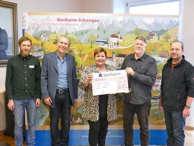 Lions-Club Scheckübergabe
v.l. Wolfgang Herz, Jürgen Wachtler, beide vom Amt für Jugend und Familie, Landrätin Andrea Jochner-Weiß, Robert Stöppel, Präsident Lions Club Weilheim Ammersee, Dr. Bernhard Kann, Lions Club Weilheim-Ammersee