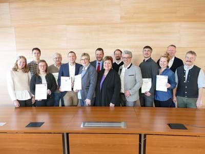 Oekoprofit Feierten in Weilheim die Umwelterfolge des Ökoprofit-Klubs (v.li): Mirea Rummel (Arqum), Peter Miller und Franziska Wolf (Freilichtmuseum Glentleiten), Manfred Hagengruber (Be-handlungszentrum Kempfenhausen für Multiple Sklerose Kranke gemeinnützige GmbH), Da-niel Eisenschmid (Tunap), Barbara Huber (Starnberger Kliniken GmbH mit Klinikum Penz-berg), Thomas Holz (Stellv. Landrat Bad Tölz-Wolfratshausen), Andrea Jochner-Weiß (Land-rätin vom Landkreis Weilheim-Schongau, Philipp Poferl (Arqum), Matthias Vilsmayer(Stellv. Landrat vom Landkreis Starnberg), Claas Kaniecki (Reichhart Logistik GmbH), Inna Ruff (GIZ Deutsche Gesellschaft für internationale Zusammenarbeit GmbH), Michael Korejtek (GIZ Deutsche Gesellschaft für internationale Zusammenarbeit GmbH) und Herbert Schwarz (Energie und Klimaschutz Landratsamt Starnberg).