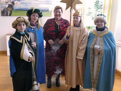 Sternsinger Die Sternsinger mit der Landrätin Andrea Jochner-Weiß