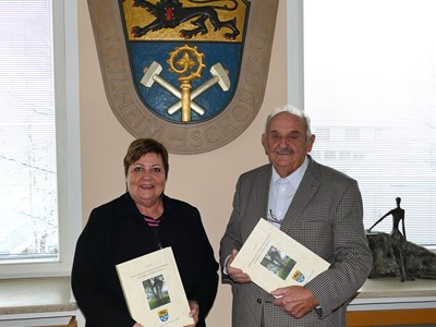Erinnerungschronik Landrätin Andrea Jochner-Weiß und Altbürgermeister Konrad Hölzl