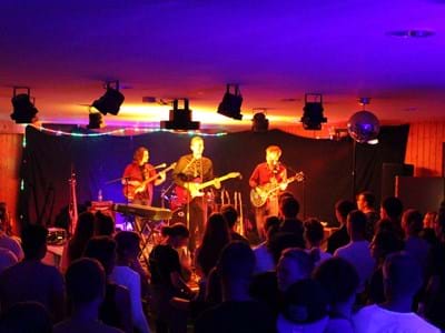 Unter Attic Hammersound Impressionen vom Bandcontest 2018: die damalige Siegerband „Under Attic“ im Jugendzent-rum Penzberg. Das Plakat für den aktuellen Aufruf zum Bandcontest