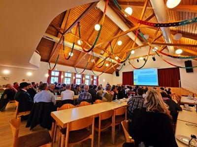 Besprechung Asyl Rund 120 Bürgermeister, Gemeinderäte und Geschäftsstellenleiter nahmen an der Bespre-chung rund um die Asyl-Thematik in Hohenpeißenberg teil.
