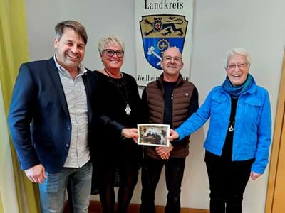 Spendenübergabe „Hütten“-Organisatoren Marco Gutmann, Erika Breu und Jakob Degele bei der Spendenübergabe an Renate Dodell, die Vorsitzende des Hospizvereins Polling