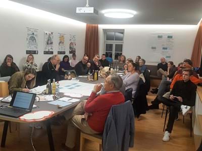 Setzen sich mit den Jugendvertretern bei den Runden Tischen konstruktiv auseinander (v.li.): Bürgermeister und Gemeindevertreter im Landkreis Weilheim-Schongau