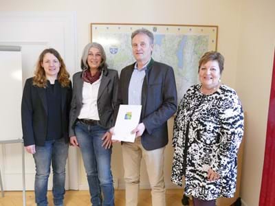 UPM wurde für sein Engagement für Umwelt und Klima geehrt (v. li.): Simone Adelwart (Krei-sentwicklung), Ute Soller, Wolfgang Ohnesorg (beide UPM GmbH) und Landrätin Andrea Jochner-Weiß