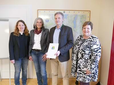 Klimapakt UPM 2024 UPM wurde für sein Engagement für Umwelt und Klima geehrt (v. li.): Simone Adelwart (Krei-sentwicklung), Ute Soller, Wolfgang Ohnesorg (beide UPM GmbH) und Landrätin Andrea Jochner-Weiß
