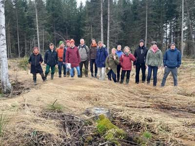 Sehr interessiert an der Moorrenaturierung im Landkreis Weilheim-Schongau: zwölf bayeri-sche Moormanager bei der Exkursion im Sindelsbachfilz.