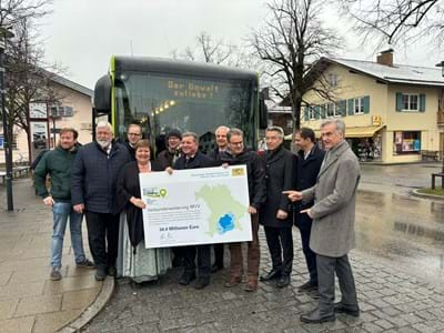 Verkehrsminister Bernreiter bei der Förderbescheidübergabe an Landrätin Andrea Jochner-Weiß und die Landräte Josef Niedermeier (Bad Tölz-Wolfratshausen), Otto Lederer (Rosen-heim) und Olaf von Loewis (Miesbach) sowie der MVV-Geschäftsführer Bernd Rosenbusch