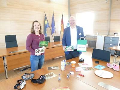 Suchtpraevention : Präsentierten die Suchtpräventionsarbeit des Gesundheitsamts: Sonja Schütz, Suchtpräventionsfachkraft, und Dr. Stefan Günther, Leiter des Gesundheitsamts