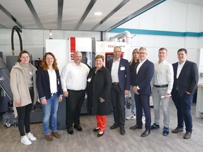 Firmenbesuch HG Medical Beeindruckender Firmenbesuch in Raisting bei hg medical (v. li.): Magdalena Schnitzler (Wirtschaftförderung LRA), Simone Adelwart (Wirtschaftsförderung LRA), Michael Bracker (hg medical, Kaufmännischer Geschäftsführer), Landrätin Andrea Jochner-Weiß, Martin Höck (Bürger-meister von Raisting), Sascha Aichinger (hg medical, Abteilungsleiter Dreherei), Craig Bluett (hg medical, Geschäftsführer), Florian Lukats (hg medical, Abteilungsleiter Fräserei) und Mi-chael Kraus (hg medical, Leiter Second Process)