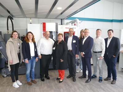 Beeindruckender Firmenbesuch in Raisting bei hg medical (v. li.): Magdalena Schnitzler (Wirtschaftförderung LRA), Simone Adelwart (Wirtschaftsförderung LRA), Michael Bracker (hg medical, Kaufmännischer Geschäftsführer), Landrätin Andrea Jochner-Weiß, Martin Höck (Bürger-meister von Raisting), Sascha Aichinger (hg medical, Abteilungsleiter Dreherei), Craig Bluett (hg medical, Geschäftsführer), Florian Lukats (hg medical, Abteilungsleiter Fräserei) und Mi-chael Kraus (hg medical, Leiter Second Process)