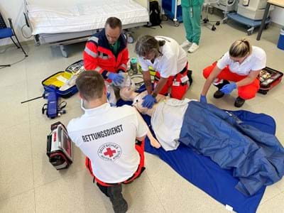 Workshop von Rettungs- und Notarztdienst am UKM Training unter realistischen Bedingungen: der diesjährige Workshop des ZRF im Unfallklini-kum Murnau