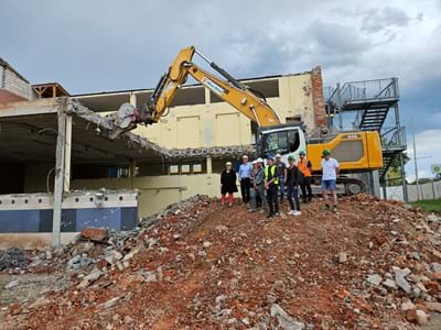 Turnhallenneubau Landrätin Andrea Jochner-Weiß mit den Sachverständigen aus dem Landratsamt und Vertretern der Baufirmen auf der Baustelle der neuen Gymnasiums-Turnhalle