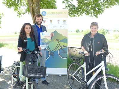 Ein herrlicher Tag am Gögerl für die Vorstellung des STADTRADELN 2024 (v.li.): Naomi Watzlawik-Hammer (Kreisentwicklung), Benedikt Wiedemann (Gesundheitsregionplus) und Landrätin Andrea Jochner-Weiß