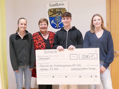 Die glücklichen Gewinner der Ausbildungsmesse Weilheim-Schongau bei der Übergabe durch Landrätin Andrea Jochner-Weiß: Regina Schuster, Nico Horstmann und Amrei Perkuhn