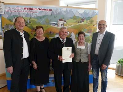 Ehrung für die Verdienste als 50 Jahre Feldgeschworener (v. li.): Andreas Obermaier (Bürgermeister von Sindelsdorf), Landrätin Andrea Jochner-Weiß, Michael Schröfele sen., Anne Schröfele, Martin Speer (Vermessungsamt)