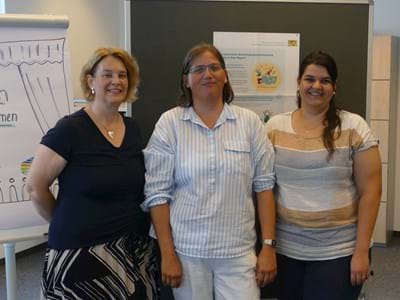 Schuleingangsuntersuchung Stellten die neue Schuleingangsuntersuchung der Presse vor (v. li.): Elke Kassner (Fach-kraft der Sozialmedizin), Dr. Saskia Huppmann (Stellv. Leiterin des Gesundheitsamts) und Katharina Erhart (Fachkraft der Sozialmedizin)