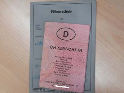 Müssen gegen den Kartenführerschein umgetauscht werden: die alten „Lappen“ in grau und rosa.