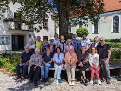Vor dem Rathaus in Legau: Gruppenbild mit den Quartiersmanagerinnen Claudia Schöneberg für die Gemeinde Legau (erste, rechts hinten) und Carolin Mayr für die Gemeinden Lautrach und Kronburg (dritte vorne rechts)