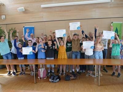 Die stolzen Gewinner: Die Sieger im Schulradeln bei der Urkundenübergabe mit Schirm-herrin Andrea Jochner-Weiß im Landratsamt Weilheim-Schongau