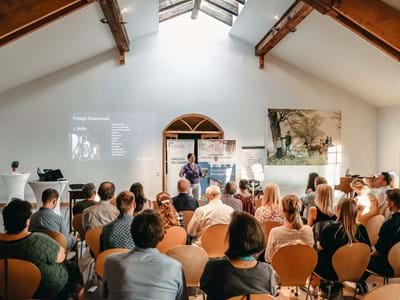 Großes Interesse am Thema „KI als Arbeitserleichterung“: Gäste aus der regionalen Wirt-schaft bei der fünften Ausgabe der „Kamingespräche“