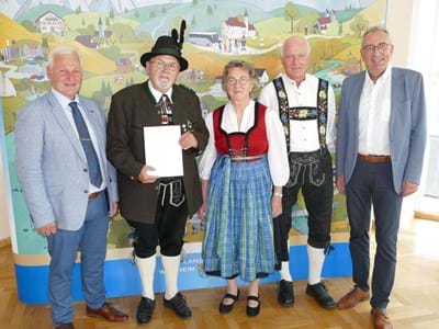 Große Freude über die Ehrung von Dr. Markus Söder in Weilheim (v.li.): Stellvertretender Landrat Wolfgang Taffertshofer, der Geehrte Herbert Weinbuch, Partnerin Magda Stelzl, Martin Weinhart (für die Ehrung Vorschlagender) und Weilheims Bürgermeister Markus Loth