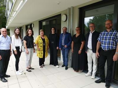 Ein angenehmer und interessanter Besuch im Theresia-Petsch-Haus in Bernried (v.li.): Herbert Klein (Soziales Netz Bernried), Magdalena Schnitzler (Wirtschaftsförderung), Si-mone Adelwart (Wirtschaftsreferentin), Andrea Jochner-Weiß, Stephanie Hör (Senioren-fachstelle), Peter Steigenberger (Sachgebietsleiter Sozialamt), Verena Pahlke (Quar-tiersmanagerin), Armin Heil (Stiftungsvorstand), Georg Malterer (Bürgermeister von Bern-ried)