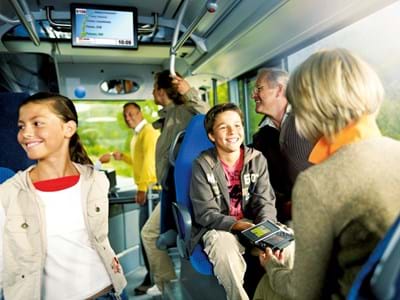 Im Bus mit Bildschirmanzeige Mit Geduld und Verständnis klappt es: die Schülerbeförderung im neuen Schuljahr