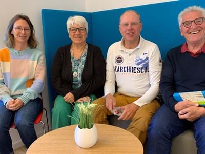 BILDTEXT: Stabwechsel bei den Schülercoaches Weilheim (v.li.n.re.):  Utta Pollmeier (KOBE Weilheim-Schongau), Gabi Königbauer (Caritas Freiwilligenagentur), Roger Hobsch und Klauspeter Schneider (beide Schülercoaches Weilheim).
