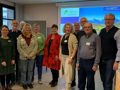 Die Teilnehmenden beim Treffen der Nachbarschaftshilfen am 30. Sep-tember 2024 im Landratsamt in Weilheim. Nicht auf dem Foto: Frau Lisa Merlonetti, Seniorenfachstelle des Landkreises Weilheim-Schongau und Frau Gabi Hager-Königbauer von der Caritas-Freiwilligenagentur „Anpacken mit Herz“