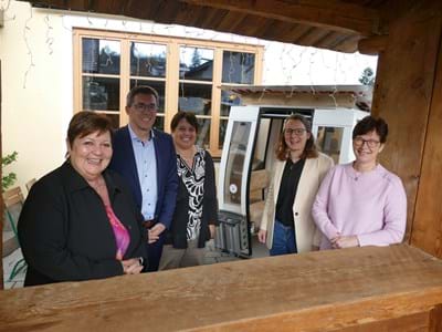Beeindruckender Firmenbesuch im Hotel und Gasthof Sonne in Peißenberg (v. li.): Landrätin Andrea Jochner-Weiß, Bürgermeister Frank Zellner, Susanne Lengger (Tourismusverband Pfaffenwinkel), Wirtschaftsreferentin Simone Adelwart und Hausherrin Katharina Haller.