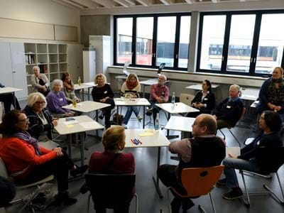 Pflegenetzwerk Aufbruch und Optimismus: Die zahlreichen Teilnehmerinnen und Teilnehmer im Ge-spräch beim Pflegenetzwerkstreffen
