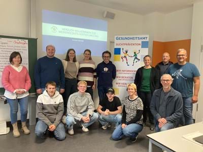 Begeistert von der Medienscoutausbildung (v. li.): Christina Auer (Netz gegen sexuelle Gewalt e. V.), Max Cesak (Realschule Weilheim), Richardis Schurer (Gymnasium Weilheim), Mareike Kliegel (Realsxchule Peißenberg), Jörg Riefer (Oberlandschulen), Barbara Unterholzner (Medienpädagogin und Referentin), Simon Bräutigam (Polizei Weilheim), Christoph Grelics (Realschule Weilheim), Daniel Illich (Montesorrischule Peißenberg), Luis Gropper (Gymnasium Schongau), Henry Prill (Gymnasium Schongau), Christina Huber (Gesundheitsamt Weilheim) und Walter Autsch (Realschule Schongau)