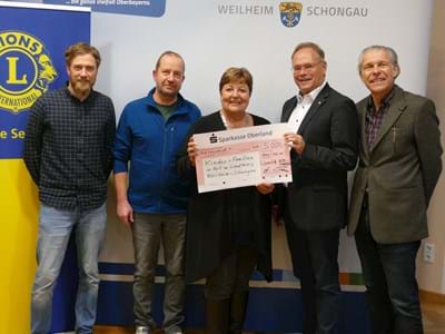 Gemeinsame Hilfe für bedürftige Familien und Kinder im Landkreis durch eine 5000 Eu-ro-Spende vom Lions Club (v.li.): Wolfgang Herz (Kommunale Jugendarbeit), Dr. Bern-hard Kann (Activity-Beauftragter des Lions-Clubs), Landrätin Andrea Jochner-Weiß, Ale-xander Schmitz (Präsident des Lions-Clubs Weilheim Ammersee) und Jürgen Wachtler (Leiter des Jugendamts).