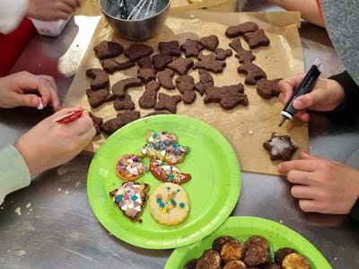 Gemeinsames Backen in den Asylunterkünften in Wielenbach und Wildsteig
