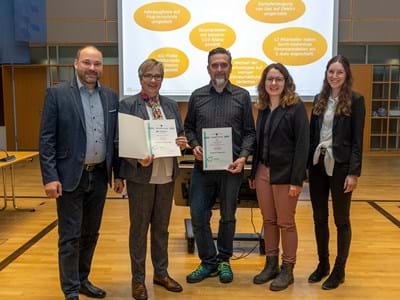 Gemeinsam erfolgreich beim Klima- und Umweltschutzprojekt Ökoprofit: Michale Mark-steiner (Stellv. Landrat WM-SOG), Barbara Huber (Klinikum Penzberg), Robert Pille (Schleicher Fahrzeugteile GmbH & Co. KG), Simone Adelwart (Wirtschaftsreferentin LRA Weilheim-Schongau) und Magdalena Schnitzler (Wirtschaftsförderung LRA Weilheim-Schongau