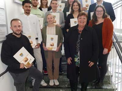 Ein großer Tag für den erfolgreichen Nachwuchs im Landratsamt und auch für die Land-rätin (v.li.): Nico Franken-Blum, Aaron Trautinger, Alexander Schneeweiss, Eva Stenzer, Sophia Schedler, Benjamin Jung, Paul Wendland, Elena Guggenmos, Gina Blessing, Landrätin Andrea Jochner-Weiß, Lukas Englmann, Dominik Walser, Verena Steidl (Aus-bilderin)