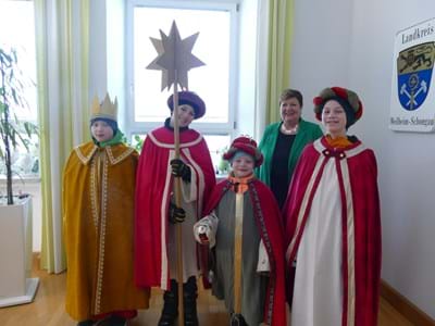 2025-01-03 Sternsinger Sternsinger mit Landrätin Andrea Jochner-Weiß im Landratsamt Weilheim