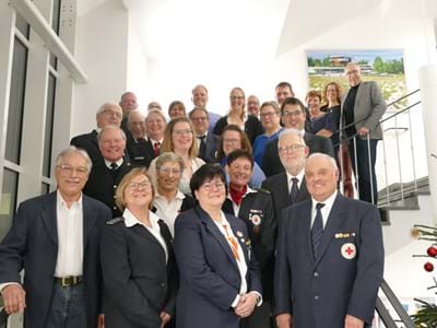 BRK-Ehrung Engagierte Bürgerinnen und Bürger mit Landrätin Andrea Jochner-Weiß bei der Aushän-digung der Urkunden und Ehrennadeln für langjährige Dienste im BRK