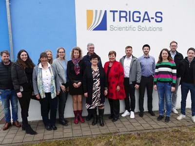 …im Gruppenfoto bei TRIGA-S (v.li.): Marco Gutmann (Landratsamt), (Magdalena Schnitzler (Wirtschaftsförderung LRA), Dr. Marion Horsch (Leitung QM TRIGA-S), Andrea Schatten (Leitung Laborsupport TRIGA-S), Christine Chowanetz (Leitung Monitoring TRIGA-S), Christine Hutter (Leitung Finanzen und Personal TRIGA-S), Bürgermeister Michael Strobl, Sabine Radiske (Geschäftsführerin TRIGA-S), Landrätin Andrea Jochner-Weiß, Dr. Andreas Franke (Geschäftsführer TRIGA-S), David Brodbeck (Leitung Labor TRIGA-S), Simone Adelwart (Wirtschaftsreferentin LRA), Sebastian Woltering (Leitung IT TRIGA-S) und Michael Radiske (Leitung Sample Management TRIGA-S)