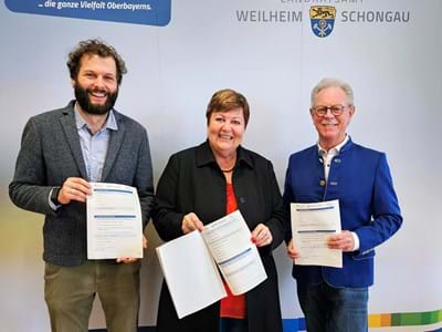 Ärzteumfrage Benedikt Wiedemann (Geschäftsstellenleiter Gesundheitsregionplus Weilheim-Schongau),
Landrätin Andrea Jochner-Weiß und Dr. Karl Breu (Vorsitzender des Ärztlichen Kreisverbands Weilheim-Schongau) präsentieren den Fragebogen