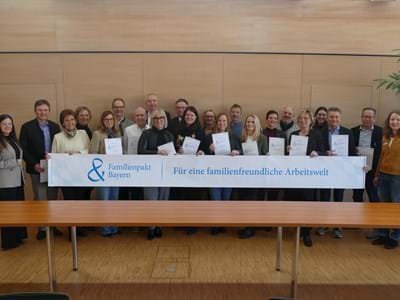 Familienpakt 2025 Eine große Runde, die immer größer wird: Unternehmensvertreter, die am Familienpakt teilnehmen und im Betrieb Beruf und Familie besser vereinbar machen.