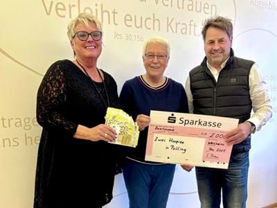 2025-02-25-Spendenübergabe.jpg Erika Breu und Marco Gutmann bei der Spendenübergabe an Renate Dodell